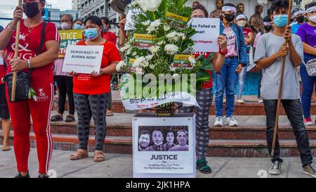 Quezon City, NCR, Philippinen. 29.. Juli 2022. Mitglieder verschiedener zivilgesellschaftlicher und solidarischer Organisationen, die der Koalition „Burma Solidarity Philippines“ (BPSL) angehören, Schließen Sie sich der Welt und der internationalen Gemeinschaft heute an, die illegitimen Militärregeln Myanmars für die Hinrichtung von vier pro-demokratischen Aktivisten aufs Schärfste zu verurteilen, und sprechen Sie ihren Familien das tiefste Beileid aus und bekunden Sie den Völkern von Birma/Myanmar bei ihrem fortdauernden Streben nach echter Demokratie, Frieden, Und soziale Gerechtigkeit. (Bild: © Edd Castro/Pacific Press via ZUMA Press Wire) Stockfoto