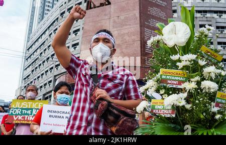 Quezon City, NCR, Philippinen. 29.. Juli 2022. Mitglieder verschiedener zivilgesellschaftlicher und solidarischer Organisationen, die der Koalition „Burma Solidarity Philippines“ (BPSL) angehören, Schließen Sie sich der Welt und der internationalen Gemeinschaft heute an, die illegitimen Militärregeln Myanmars für die Hinrichtung von vier pro-demokratischen Aktivisten aufs Schärfste zu verurteilen, und sprechen Sie ihren Familien das tiefste Beileid aus und bekunden Sie den Völkern von Birma/Myanmar bei ihrem fortdauernden Streben nach echter Demokratie, Frieden, Und soziale Gerechtigkeit. (Bild: © Edd Castro/Pacific Press via ZUMA Press Wire) Stockfoto