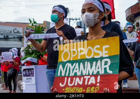 Quezon City, NCR, Philippinen. 29.. Juli 2022. Mitglieder verschiedener zivilgesellschaftlicher und solidarischer Organisationen, die der Koalition „Burma Solidarity Philippines“ (BPSL) angehören, Schließen Sie sich der Welt und der internationalen Gemeinschaft heute an, die illegitimen Militärregeln Myanmars für die Hinrichtung von vier pro-demokratischen Aktivisten aufs Schärfste zu verurteilen, und sprechen Sie ihren Familien das tiefste Beileid aus und bekunden Sie den Völkern von Birma/Myanmar bei ihrem fortdauernden Streben nach echter Demokratie, Frieden, Und soziale Gerechtigkeit. (Bild: © Edd Castro/Pacific Press via ZUMA Press Wire) Stockfoto