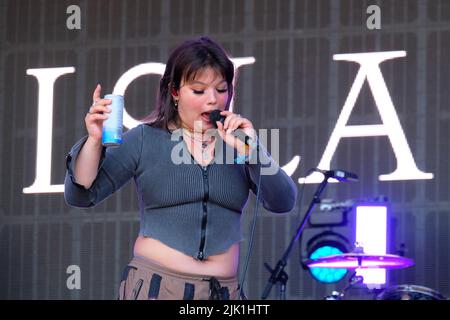 Lulworth, Großbritannien. 29.. Juli 2022. Die in London geborene britische Singer Songwriterin Lola Young tritt live auf der Castle Stage im Camp Beestival auf. Kredit: SOPA Images Limited/Alamy Live Nachrichten Stockfoto