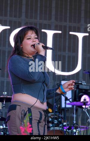 Lulworth, Großbritannien. 29.. Juli 2022. Die in London geborene britische Singer Songwriterin Lola Young tritt live auf der Castle Stage im Camp Beestival auf. Kredit: SOPA Images Limited/Alamy Live Nachrichten Stockfoto