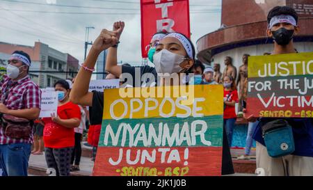 Quezon City, NCR, Philippinen. 29.. Juli 2022. Mitglieder verschiedener zivilgesellschaftlicher und solidarischer Organisationen, die der Koalition „Burma Solidarity Philippines“ (BPSL) angehören, Schließen Sie sich der Welt und der internationalen Gemeinschaft heute an, die illegitimen Militärregeln Myanmars für die Hinrichtung von vier pro-demokratischen Aktivisten aufs Schärfste zu verurteilen, und sprechen Sie ihren Familien das tiefste Beileid aus und bekunden Sie den Völkern von Birma/Myanmar bei ihrem fortdauernden Streben nach echter Demokratie, Frieden, Und soziale Gerechtigkeit. (Bild: © Edd Castro/Pacific Press via ZUMA Press Wire) Stockfoto