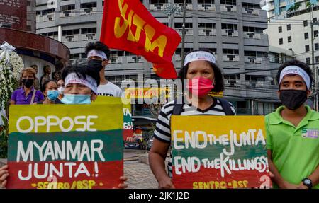 Quezon City, NCR, Philippinen. 29.. Juli 2022. Mitglieder verschiedener zivilgesellschaftlicher und solidarischer Organisationen, die der Koalition „Burma Solidarity Philippines“ (BPSL) angehören, Schließen Sie sich der Welt und der internationalen Gemeinschaft heute an, die illegitimen Militärregeln Myanmars für die Hinrichtung von vier pro-demokratischen Aktivisten aufs Schärfste zu verurteilen, und sprechen Sie ihren Familien das tiefste Beileid aus und bekunden Sie den Völkern von Birma/Myanmar bei ihrem fortdauernden Streben nach echter Demokratie, Frieden, Und soziale Gerechtigkeit. (Bild: © Edd Castro/Pacific Press via ZUMA Press Wire) Stockfoto