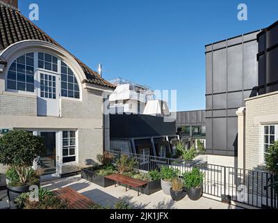 Durchgang auf der Dachterrasse mit Sitzgelegenheiten. The Gilbert & One Lackington, London, Großbritannien. Architekt: Stiff + Trevillion Architects, 2021. Stockfoto