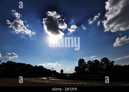 Budapest, Ungarn. 29.. Juli 2022. Bei schwachem Licht. Großer Preis von Ungarn, Freitag, 29.. Juli 2022. Budapest, Ungarn. Quelle: James Moy/Alamy Live News Stockfoto