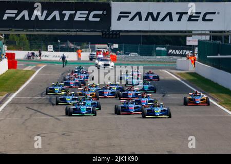 Francorchamps, Belgien. 29.. Juli 2022. Start des Rennens, Abfahrt, während der 4. Runde des Championnat de France FFSA F4 2022, vom 28. Bis 30. Juli auf dem Circuit de Spa-Francorchamps in Francorchamps, Belgien - Foto Paul Vaicle / DPPI Credit: DPPI Media/Alamy Live News Stockfoto