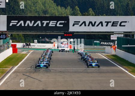 Francorchamps, Belgien. 29.. Juli 2022. Start des Rennens, Abfahrt, während der 4. Runde des Championnat de France FFSA F4 2022, vom 28. Bis 30. Juli auf dem Circuit de Spa-Francorchamps in Francorchamps, Belgien - Foto Paul Vaicle / DPPI Credit: DPPI Media/Alamy Live News Stockfoto