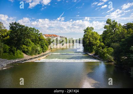 Maximiliansbrücke über die Stromschnellen über die Isar und die Piratenbrücke. Berühmt für die Surfer, die die r Stockfoto