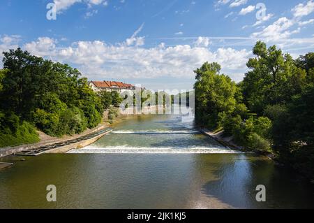 Maximiliansbrücke über die Stromschnellen über die Isar und die Piratenbrücke. Berühmt für die Surfer, die die r Stockfoto