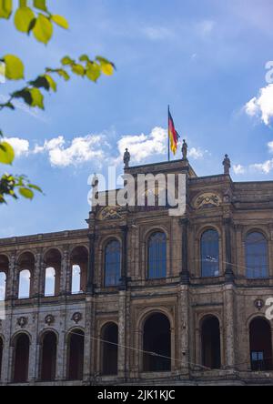 München, Deutschland - 6. Juli 2022: Das Maximilianeum, ein palastartiges Gebäude in München, Sitz des Bayerischen landtags. Das Gebäude befindet sich auf der Stockfoto