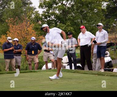 Bedminster, NJ. Carlos Ortiz, Donald Trump und Dustin Johnson beim Pro-am-Event auf der LIV Golf Invitational. 28. Juli 2022. @ Veronica Bruno / Alamy Stockfoto