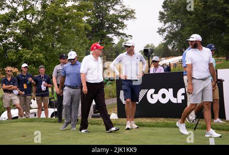 Bedminster, NJ. Carlos Ortiz, Donald Trump und Dustin Johnson beim Pro-am-Event auf der LIV Golf Invitational. 28. Juli 2022. @ Veronica Bruno / Alamy Stockfoto