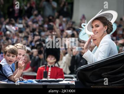 Cathrine, Herzogin von Cambridge, Prinzessin Charlotte, Prinz Louis, winken in Menschenmengen, Trooping the Color Platinum Jubilee Stockfoto