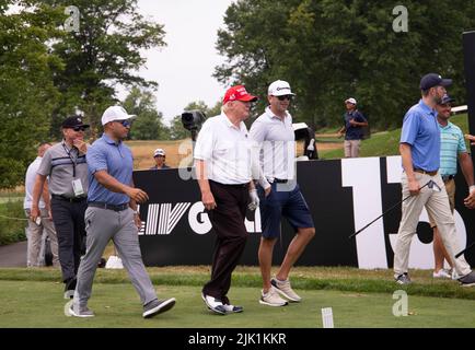 Bedminster, NJ. Carlos Ortiz, Donald Trump und Dustin Johnson beim Pro-am-Event auf der LIV Golf Invitational. 28. Juli 2022. @ Veronica Bruno / Alamy Stockfoto