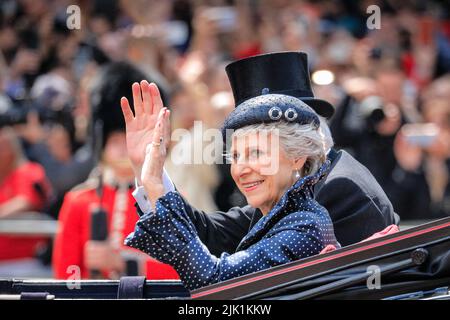 Brigitte, die Herzogin von Gloucester, winkt aus der Kutsche, Platinum Jubilee Trooping The Color Parade, London, Großbritannien Stockfoto