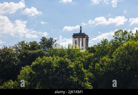 München, Deutschland - 6. Juli 2022: Spire des Maximilianeums, einem palastartigen Gebäude in München, Sitz des Bayerischen landtags. Das Gebäude ist loc Stockfoto