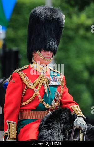 Charles, Prinz von Wales, zu Pferd in Militäruniform, Platinum Jubilee Trooping the Color Parade, London Stockfoto