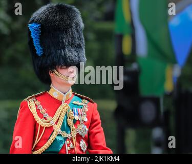 William, Herzog von Cambridge, zu Pferd in Militäruniform, Platinum Jubilee Trooping the Color Parade, London Stockfoto