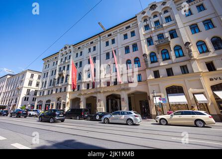 München, Deutschland - 6. Juli 2022: Stadtbild in die Maximilianstraße, eine der vier königlichen Alleen der Stadt. Maximilianstraße hat die Auszeichnung Th Stockfoto