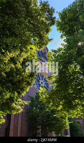 München, Deutschland - 6. Juli 2022: Die Königliche Brauerei in München, das Münchener Hofbräuhaus am Platzl. Ein muss für Touristen. Die bayerische Flagge und das HB-Logo Stockfoto