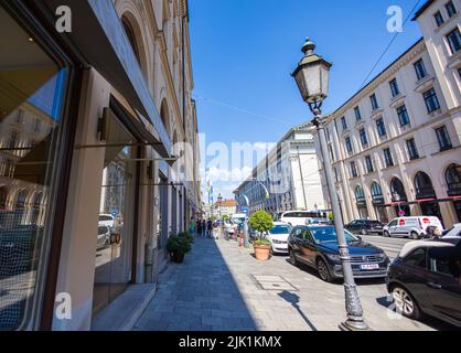 München, Deutschland - 6. Juli 2022: Stadtbild in die Maximilianstraße, eine der vier königlichen Alleen der Stadt. Maximilianstraße hat die Auszeichnung Th Stockfoto