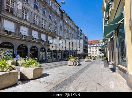 München, 6. Juli 2022: Entlang der Perusastraße, der Erweiterung der Maximilianstraße mit nicht weniger teuren Geschäften. Prada und einige Juweliere sind Basis Stockfoto