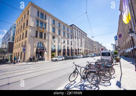 München, Deutschland - 6. Juli 2022: Stadtbild in die Maximilianstraße, eine von vier königlichen Alleen. Die Maximilianstraße hat die höchsten Einzelhandelsmieten in Stockfoto