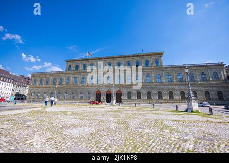 München, 6. Juli 2022: Morgens in der Bayerischen Akademie der bildenden Künste auf dem Max-Joseph-Platz. Historisches Opernhaus, Heimat der Bavari Stockfoto