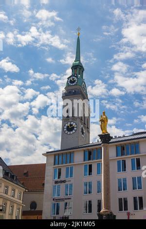 München, Deutschland - 6. Juli 2022: Blick vom Marienplatz auf den Glockenturm der Peterskirche, auch bekannt als Peterskirche oder Alter Peter. Nach dem Mar Stockfoto