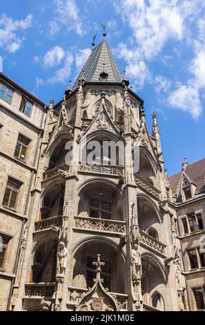 München, Deutschland - 6. Juli 2022: Der Prunkhof, der prächtige Innenhof des neuen Rathauses München. Im Boden des Innenhofes ist ein Labyrinth gepflastert Stockfoto