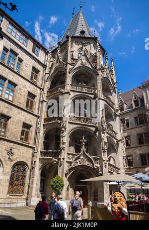 München, Deutschland - 6. Juli 2022: Der Prunkhof, der prächtige Innenhof des neuen Rathauses München. Im Boden des Innenhofes ist ein Labyrinth gepflastert Stockfoto