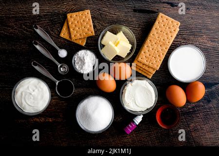 Honey Lavender Cheesecake Zutaten aus der obigen Ansicht: Frischkäse, graham Cracker und andere Zutaten für ein Dessert-Rezept Stockfoto