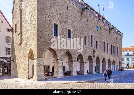 Das Rathaus aus dem 14.. Jahrhundert (Tallinna raekoda) auf dem Platz in der Altstadt von Tallinn, der Hauptstadt Estlands Stockfoto