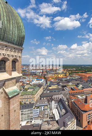 München, 6. Juli 2022: Blick auf die Skyline von München, vorbei an einem der beiden Türme des Münchner Doms, auch Frauenkirche genannt. Das Blau Stockfoto