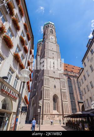 München, 6. Juli 2022: Blick auf die beiden Türme der Frauenkirche München. Der Dom unserer Lieben Frau ist ein Wahrzeichen der bayerischen Mütze Stockfoto