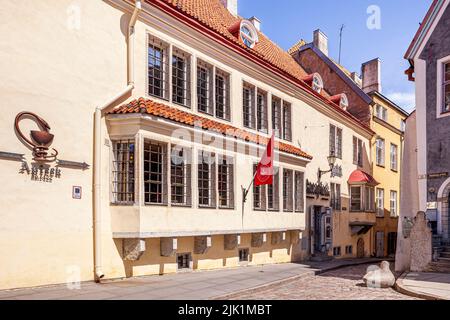 Die Rathausapotheke aus dem 15.. Jahrhundert (Raeapteek) auf dem Rathausplatz in der Altstadt von Tallinn, der Hauptstadt Estlands Stockfoto