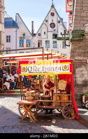 Ein Verkaufsstand im Freien des Restaurants Olde Hansa, das in der Altstadt von Tallinn, der Hauptstadt Estlands, süße Mandeln verkauft Stockfoto