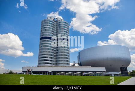 München, 6. Juli 2022: Sitz der bayrischen Motorenwerke in der Nähe des Olympiaparks. Das Gebäude stellt einen Viertaktmotor dar. N Stockfoto