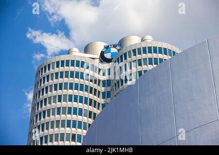 München, 6. Juli 2022: Sitz der bayrischen Motorenwerke in der Nähe des Olympiaparks. Das Gebäude stellt einen Viertaktmotor dar. N Stockfoto