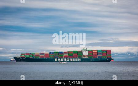 Immergrüne Containerschiff mit voller Ladung im Hafen von Vancouver Island Nanaimo, Kanada-Juli 18,2022 angedockt. Reisefoto, Schifffahrt, niemand, Stockfoto