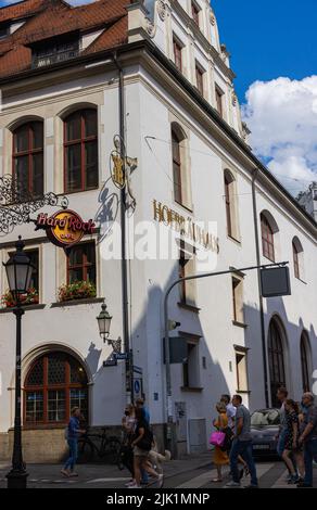 München, Deutschland - 6. Juli 2022: Die Königliche Brauerei in München, das Münchener Hofbräuhaus am Platzl. Ein muss für Touristen. Die bayerische Flagge und das HB-Logo Stockfoto