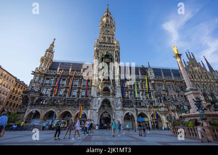 München, Deutschland - 6. Juli 2022: Das neue Rathaus am Marienplatz, dem Hauptplatz von München. Low-Angle-Ansicht des massiven Gothic Revival Stil BU Stockfoto