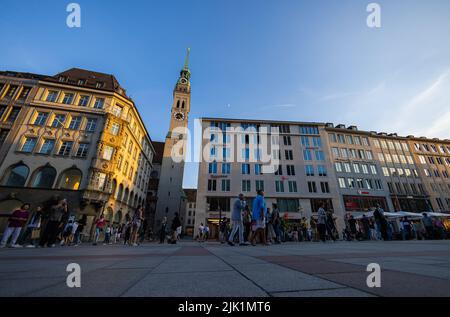 München, Deutschland - 6. Juli 2022: Pfarrkirche Sankt Peter, bekannt als Alter Peter, Wahrzeichen von München. Blick vom Marienplatz durch einen nar Stockfoto