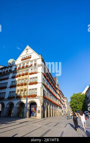 München, Deutschland - 6. Juli 2022: Kaufingerstraße nahe dem Marienplatz die Kaufingerstraße ist eine der ältesten Straßen Münchens und zusammen mit der Neuha Stockfoto