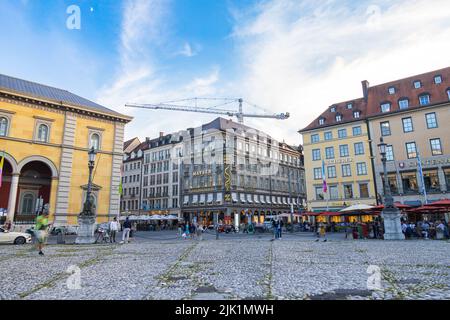 München, 6. Juli 2022: Blick auf die Straße über den Max-Joseph-Platz. Benannt nach König Maximilian Joseph. Der Max-Joseph-Platz dient als westlicher Ausgangspunkt Stockfoto