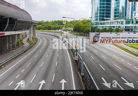 Subang, Malaysia - 23. Juli 2022: Bundesstraße am Bahnhof Subang Jaya. Ungewöhnlich leerer Highway. Der normale Stau verschwand mit langem e Stockfoto