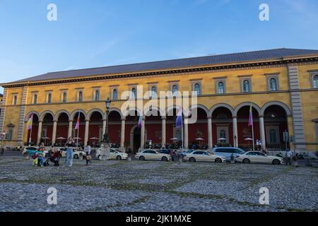 München, Deutschland - 6. Juli 2022: Bei Sonnenuntergang im ehemaligen Stadtpalais am Max-Joseph-Platz in München. Das Palais Toerring-Jettenbach befindet sich gegenüber Stockfoto