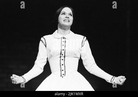 Gemma Craven (Rose Trelawny) in TRELAWNY in Sadler’s Wells, London EC1 27/06/1972 nach dem Theaterstück ‘Trelawny of the Wells’ von Sir Arthur Wing Pinero Musik & Texte: Julian Slide book: Aubrey Woods Design: Alexander McPherson Beleuchtung: Jeremy Golden Choreographie: Bob Stevenson Regie: Val May Stockfoto