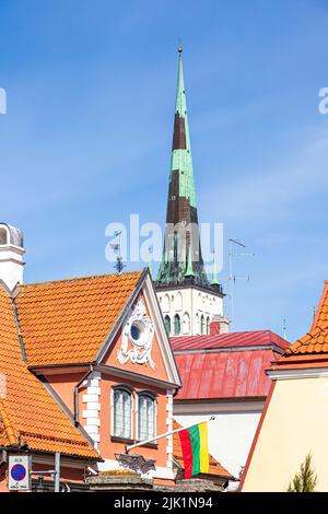 Der Turm der St. Olafs Kirche mit Blick auf die litauische Botschaft in Tallinn, der Hauptstadt Estlands Stockfoto