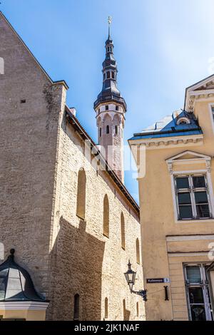 Der gotische Turm und der Turm des Rathauses (Tallinna raekoda) mit Blick auf Gebäude auf dem Platz in der Altstadt von Tallinn, der Hauptstadt Esto Stockfoto